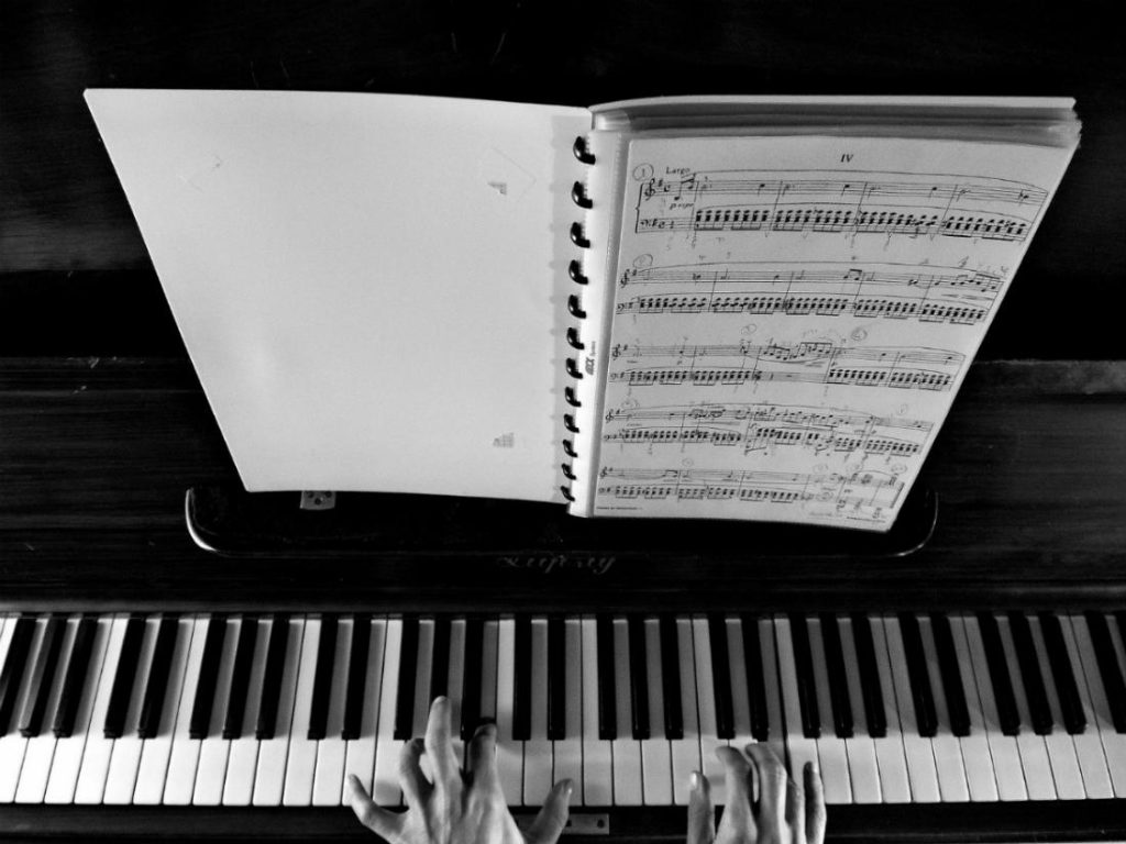 piano y partitura