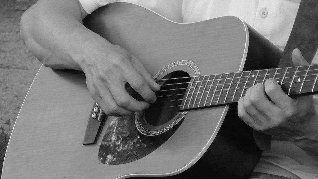 posición y manejo de la mano - aprender a tocar guitarra