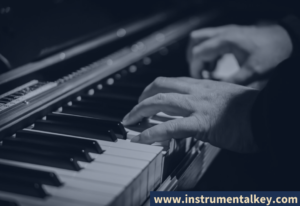 aprender a tocar piano - tocando las teclas del piano